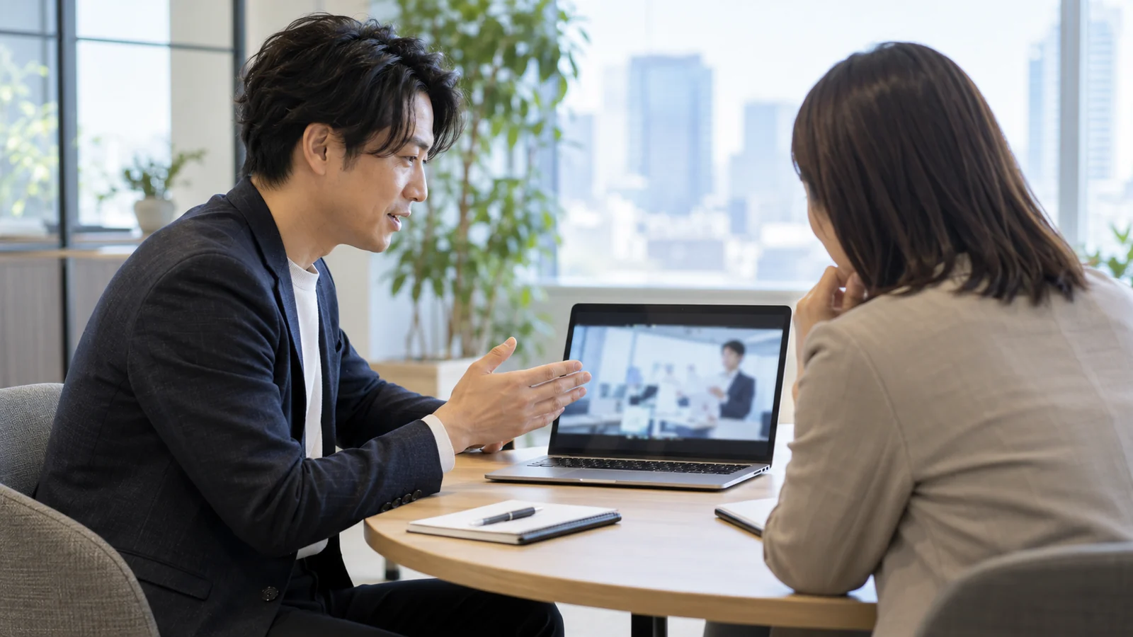 営業の場で会社紹介動画を一緒に見ている様子